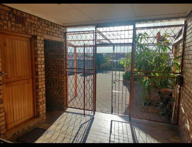 3 BEDROOM FREEHOLD FOR SALE IN LENNOXTON